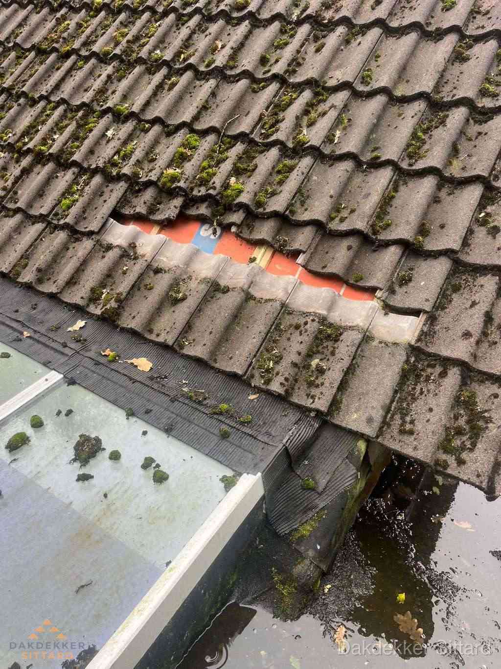Beschadigd pannendak met ontbrekende dakpannen voor reparatie in Sittard