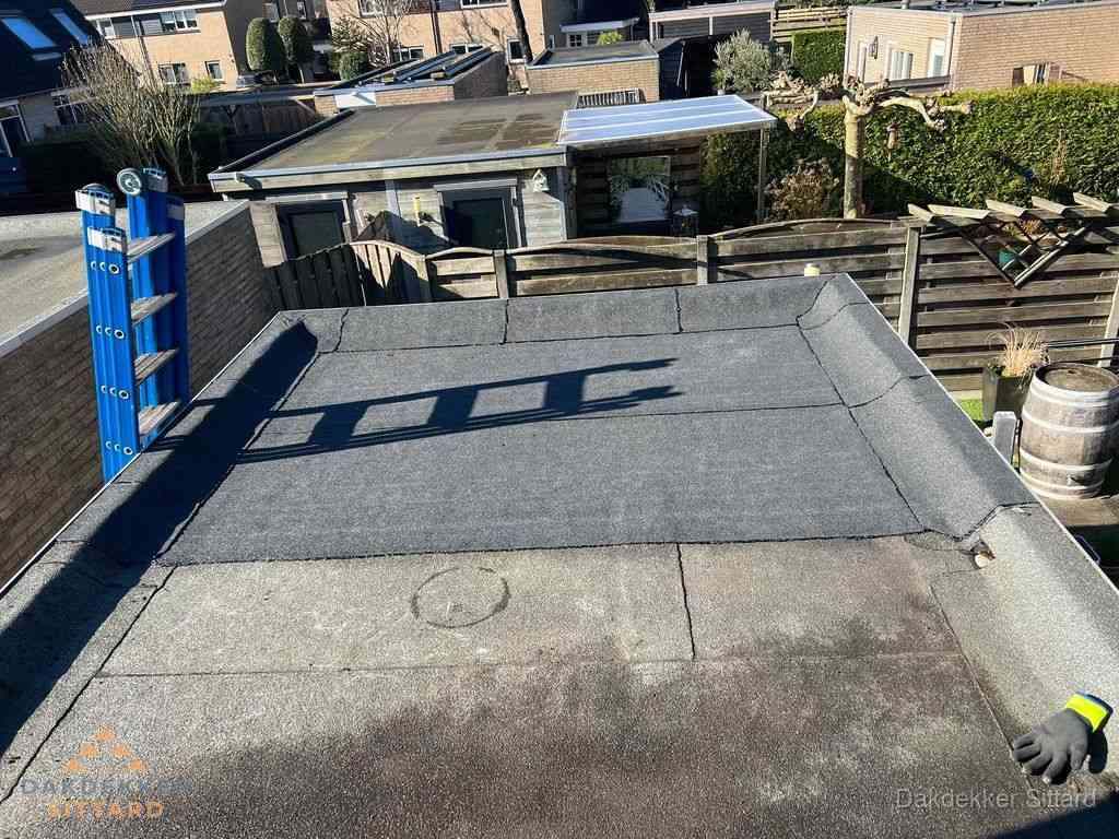 Dakdekker legt onderlaag op plat dak met houten constructie in Sittard