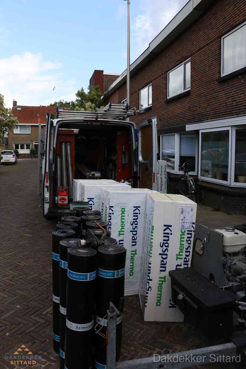 Plat dak met bitumen dakbedekking en brander in Sittard