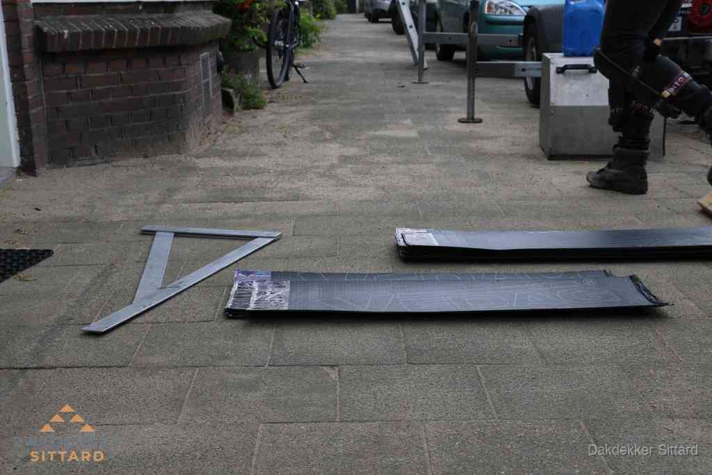 Dakbedekkingsmateriaal en zinkwerk klaargelegd voor reparatie in Sittard