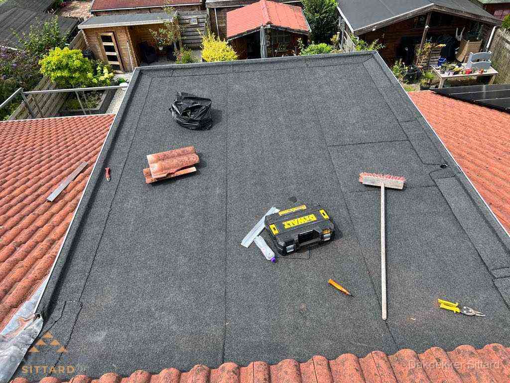 Nieuw plat dak met bitumen dakbedekking in Sittard