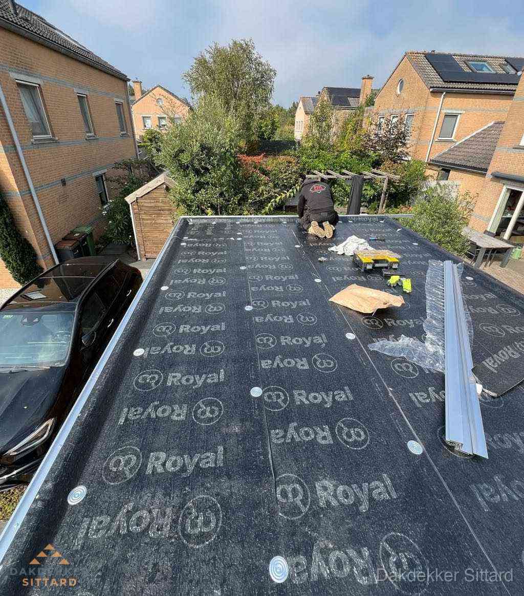 Dakdekker aan het werk op plat dak renovatie in Sittard