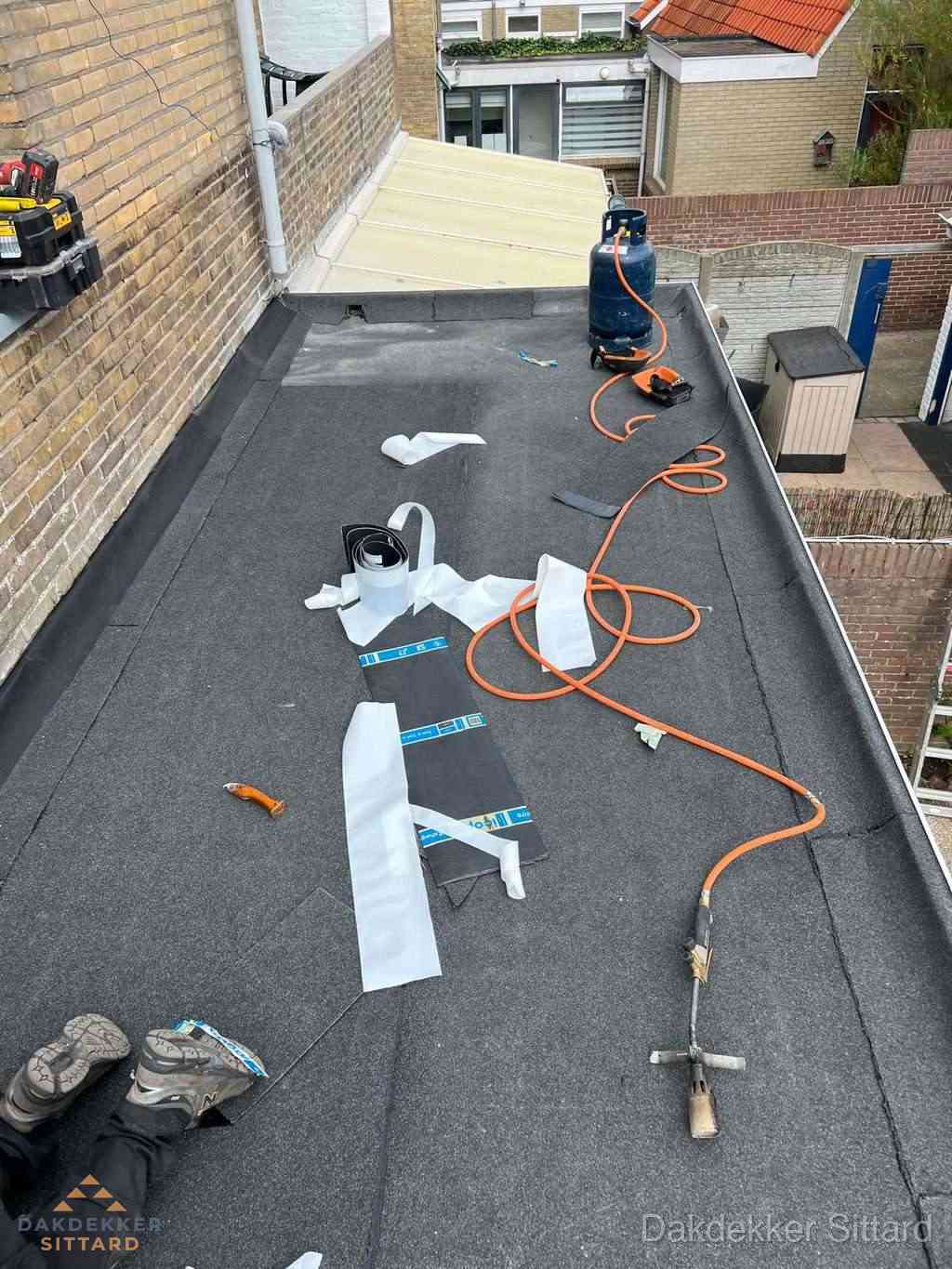 Dakdekker brengt EPDM dakbedekking aan op plat dak in Sittard