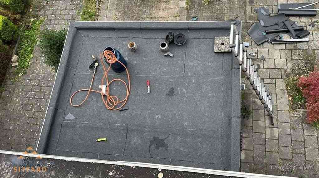 Plat dak met nieuwe bitumen bedekking in Sittard