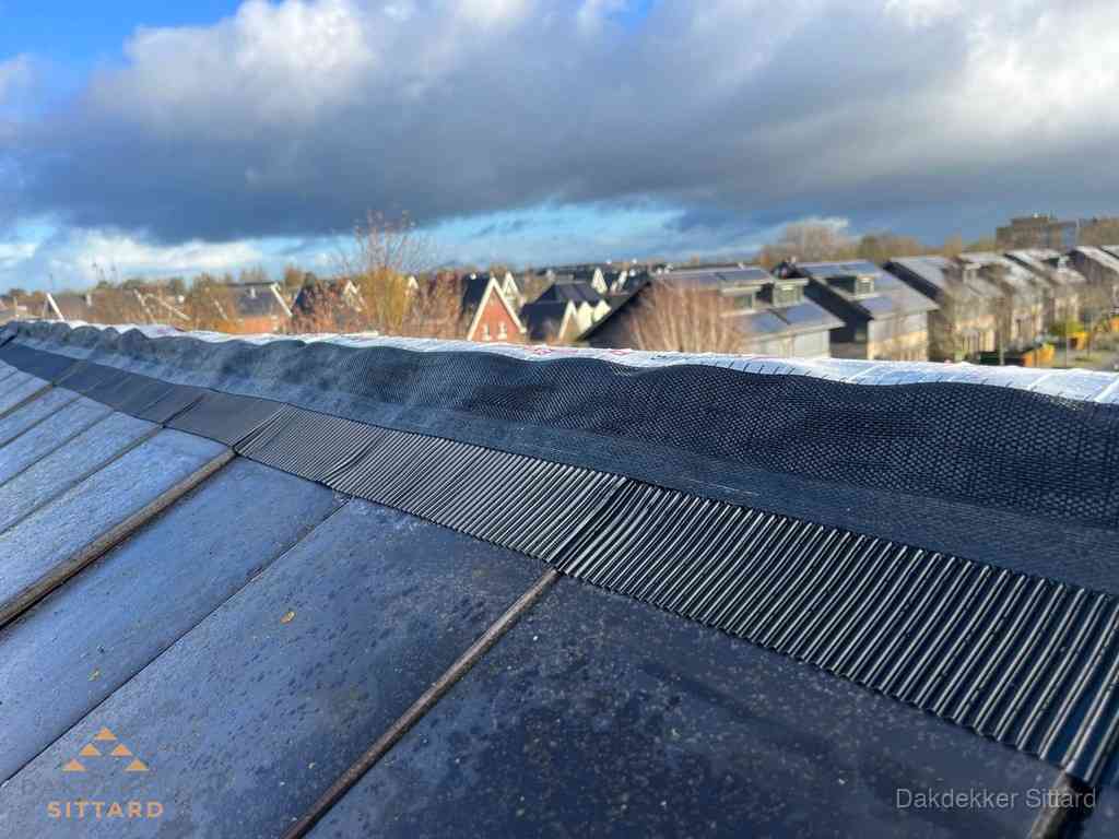 Dakisolatie bij de nok met ventilatieprofiel op schuin dak in Sittard