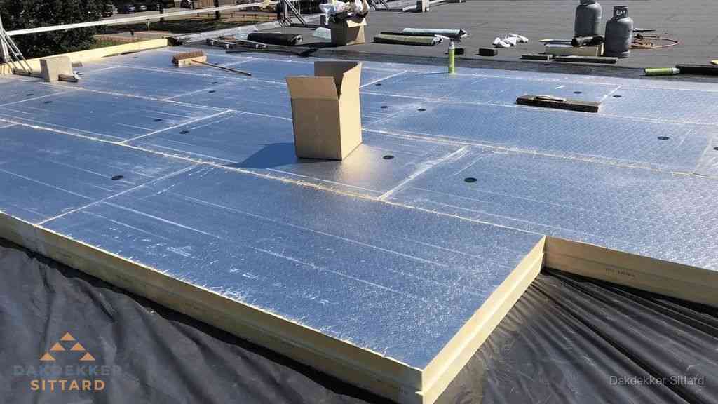 PIR isolatieplaten worden gelegd op plat dak voor dakisolatie in Sittard