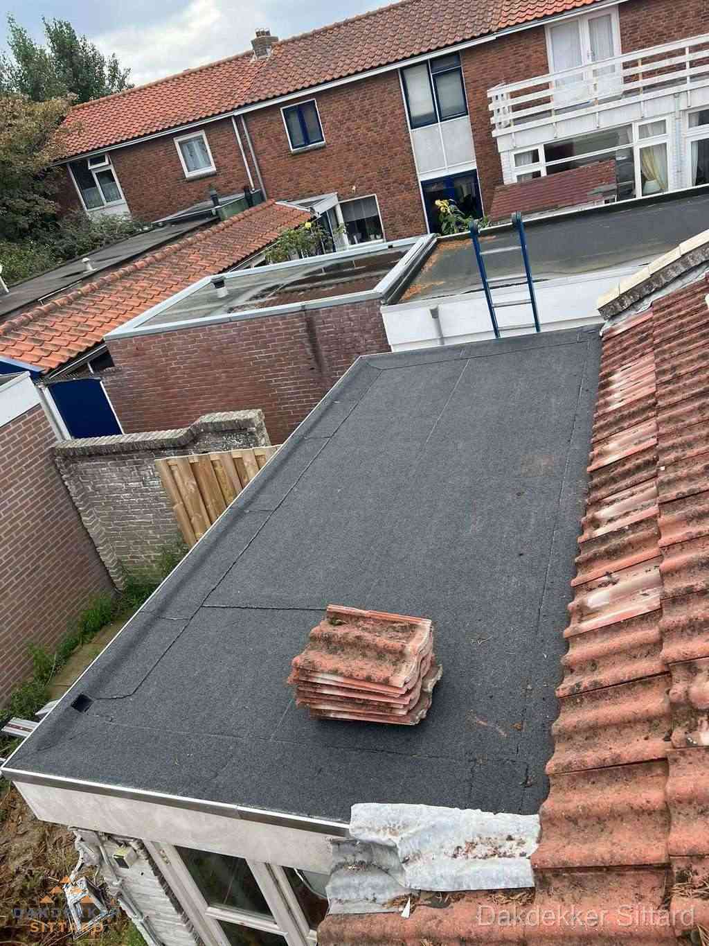 Aanbouw plat dak met reservepannen voor dakpannen vervangen in Sittard