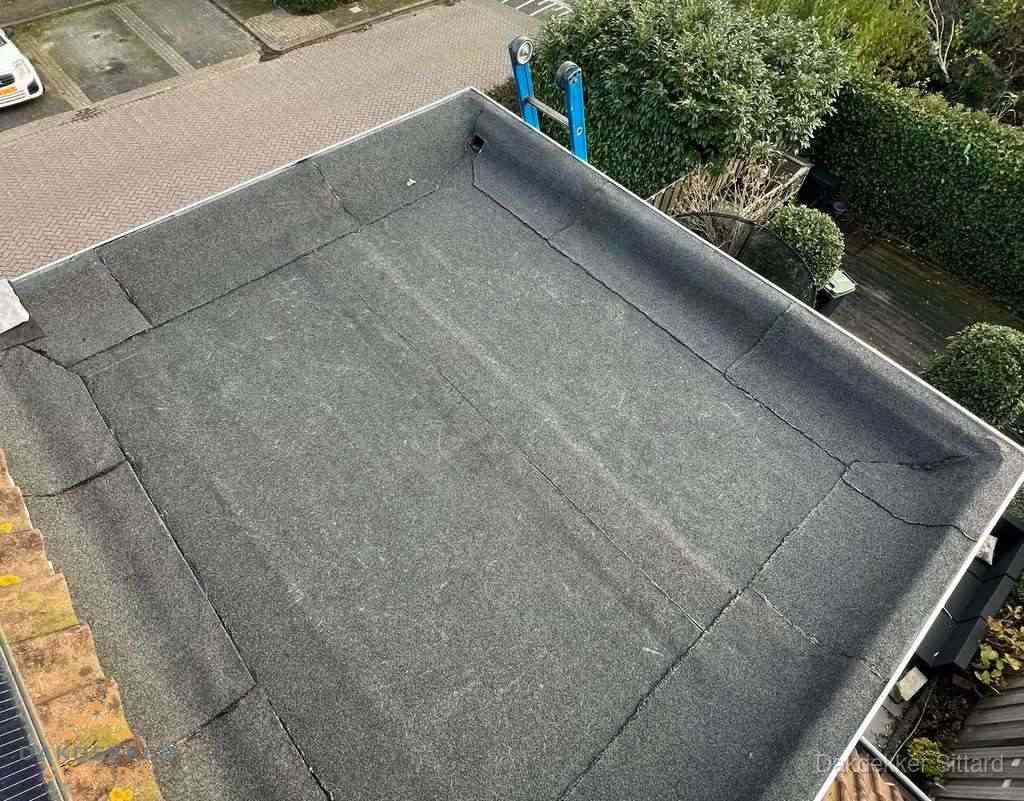 Gerenoveerd plat dak met nieuwe bitumen dakbedekking in Sittard