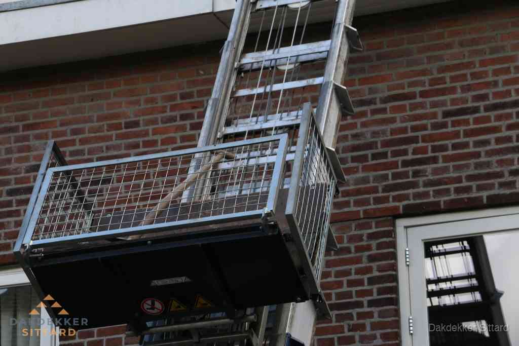 Ladderlift met dakpannen voor dakpan reparatie in Sittard