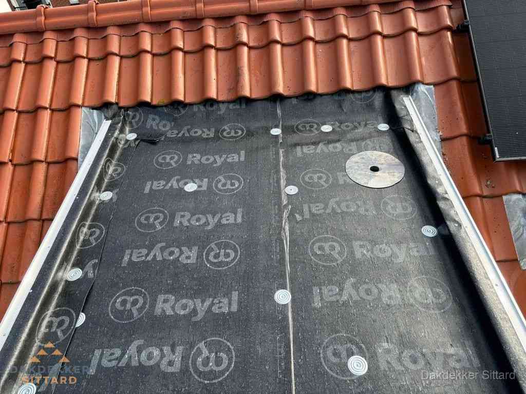 Nieuw dak met dakpannen en Royal onderlaag bij woning in Sittard