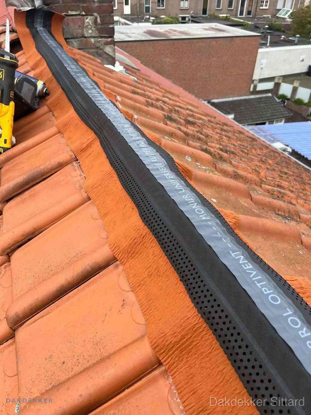 Plat dak aanbouw met bitumen naast schuin pannendak in Sittard