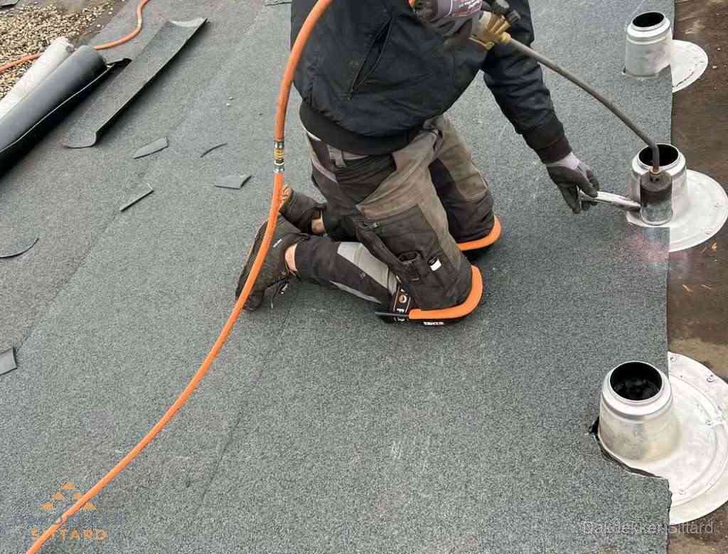 Gereedschap op nieuw plat dak na renovatie in Sittard