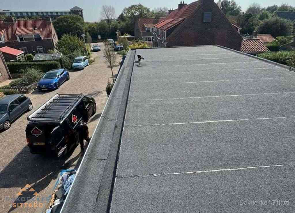 Nieuw bitumen plat dak met uitzicht over landschap in Sittard