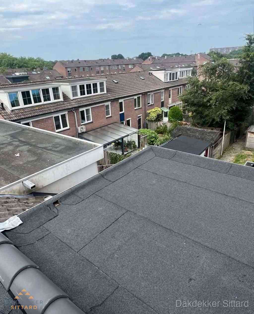 Vernieuwd plat dak met bitumen in woonwijk in Sittard